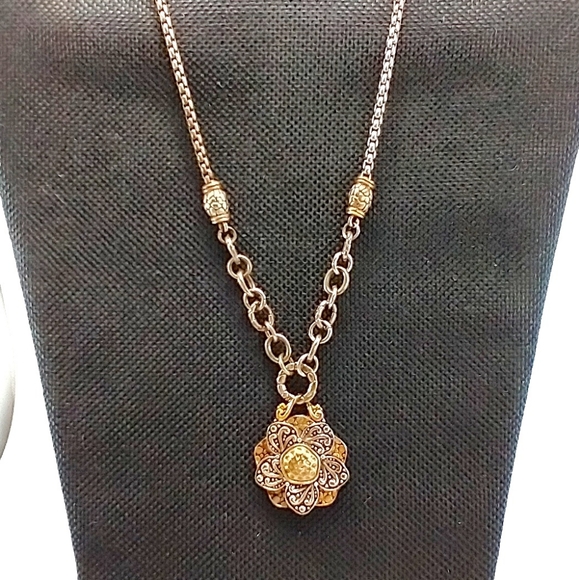Necklace women's bronze gold tone medallion. Flower with yellow tone. - Picture 3 of 9